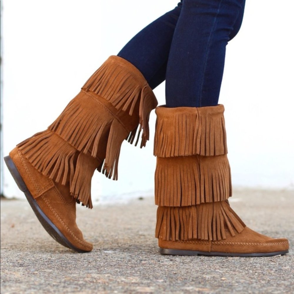 Minnetonka Brown Fringe Moccasin Boots size 6 Western Boho Bohemian Hippie 60s